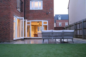 Luxury 6-Bedroom House 5 minutes from Bicester Village Shopping Outlet